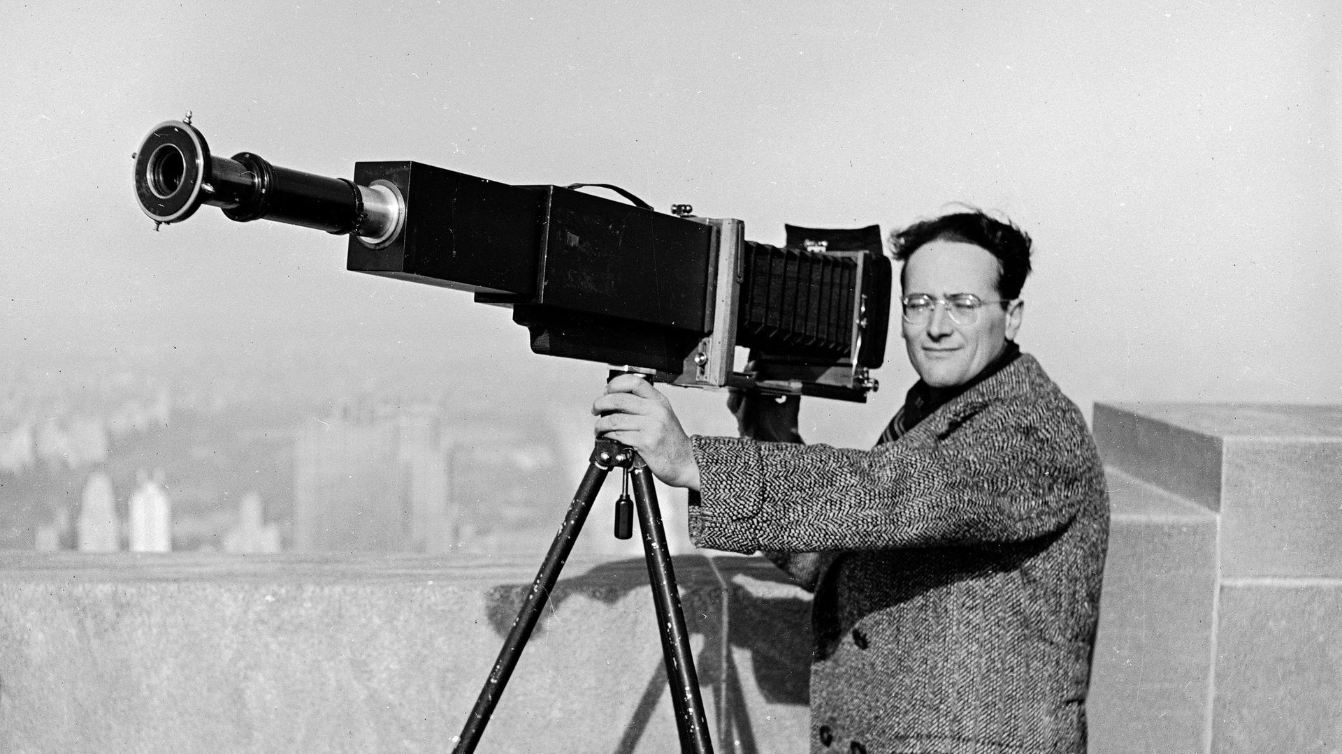 Der Fotograf Andreas Feininger mit seiner selbst gebauten Kamera. 