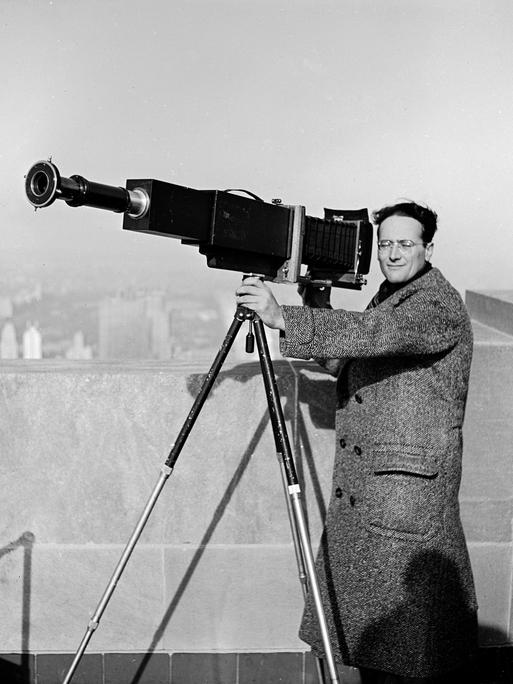 Der Fotograf Andreas Feininger mit seiner selbst gebauten Kamera. 