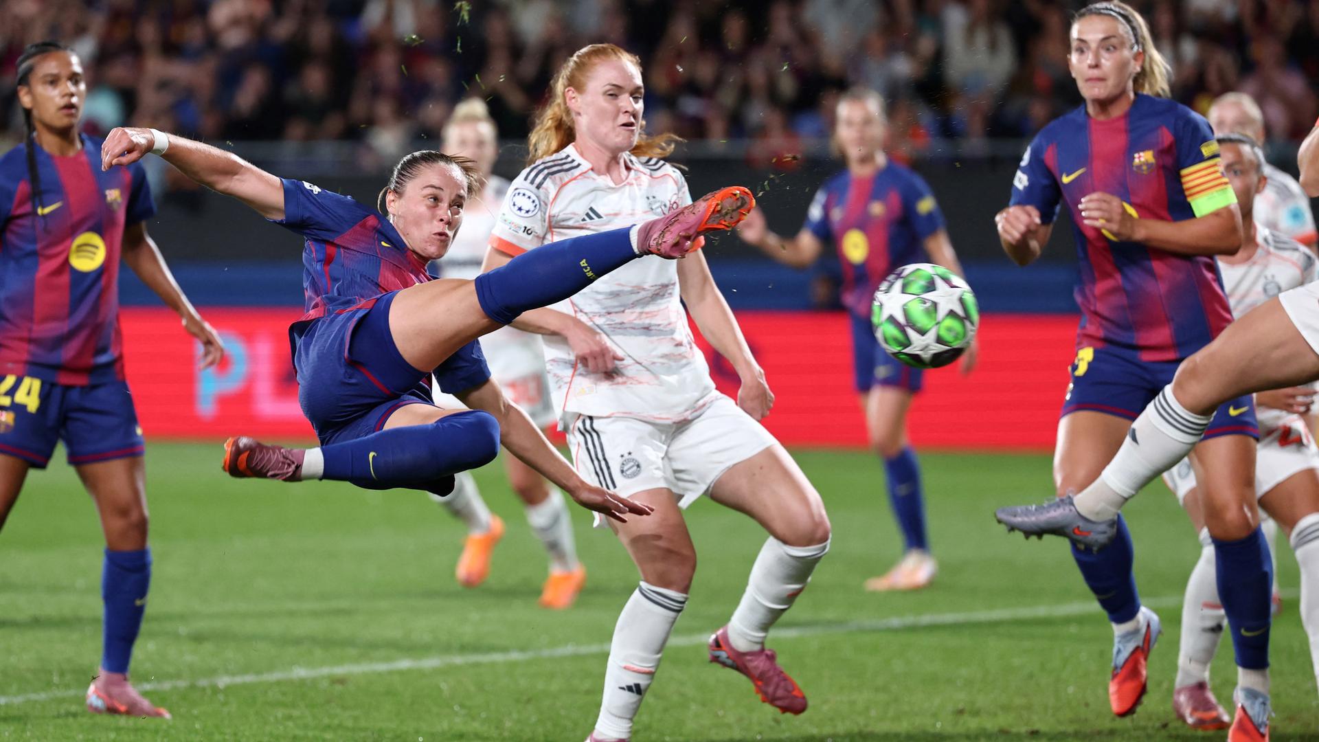 Szene aus dem Champions League Spiel Barcelona gegen Bayern München; Spielerinnen beider Teams kämpfen um den Ball.