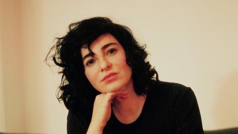 Portrait von Mely Kiyak mit auf die Hand gestütztem Kinn