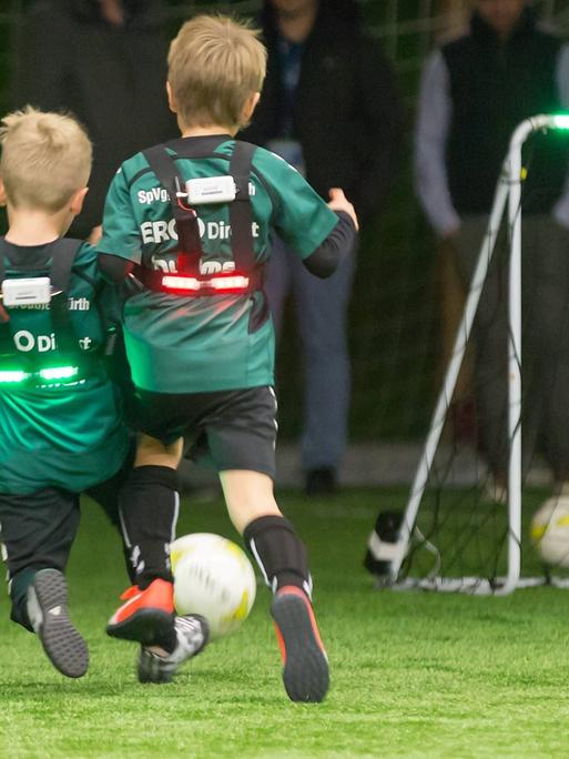 Kinder spielen Funino 