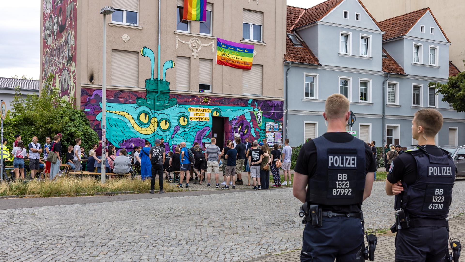 Polizeibeamte stehen während einer Mahnwache vor dem alternativen Jugendprojekt. Polizeibeamte stehen während einer Mahnwache vor dem alternativen Jugendprojekt.