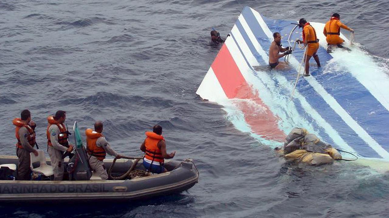 Ein Wrackteil der abgestürzten Air-France-Maschine AF447 wird von einem Rettungsteam der brasilianischen Marine im Atlantik geborgen. Ein Wrackteil der abgestürzten Air-France-Maschine AF447 wird von einem Rettungsteam der brasilianischen Marine im Atlantik geborgen.