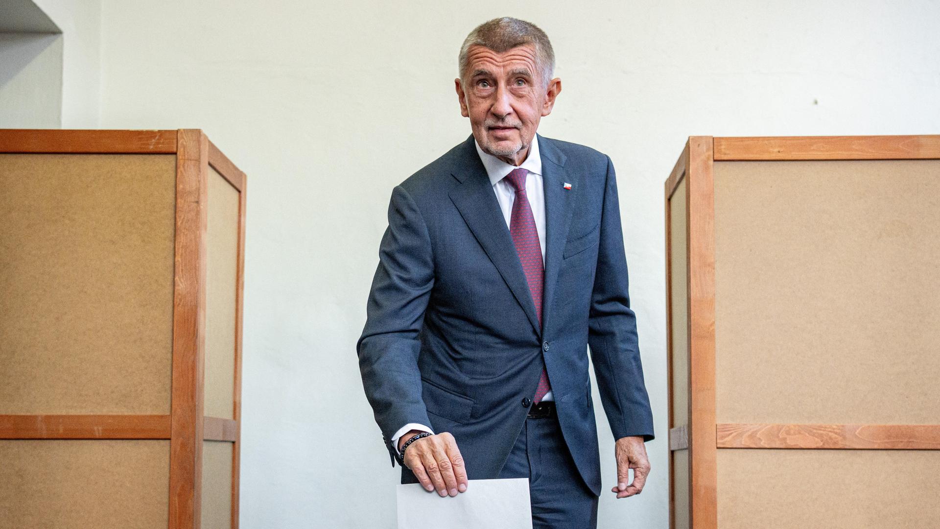 Babis wirft seinen Wahlzettel in die Urne. 