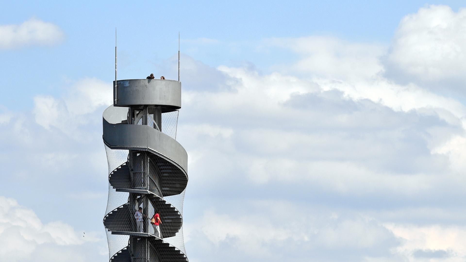 Touristen verschaffen sich vom Pegelturm im Goitzsche-See bei Bitterfeld-Wolfen in Sachsen-Anhalt einen Überblick. 