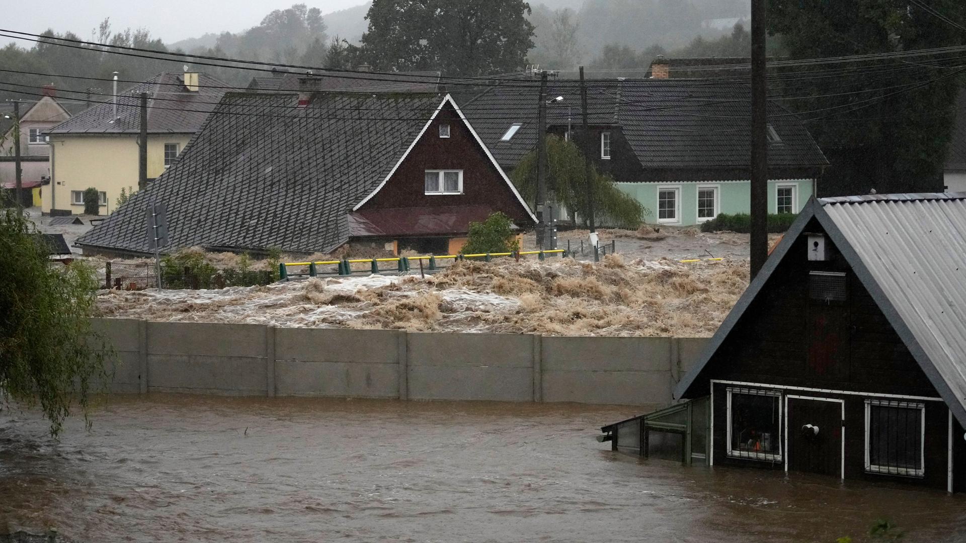 Häuser in Freiwaldau in Tschechien sind überschwemmt.