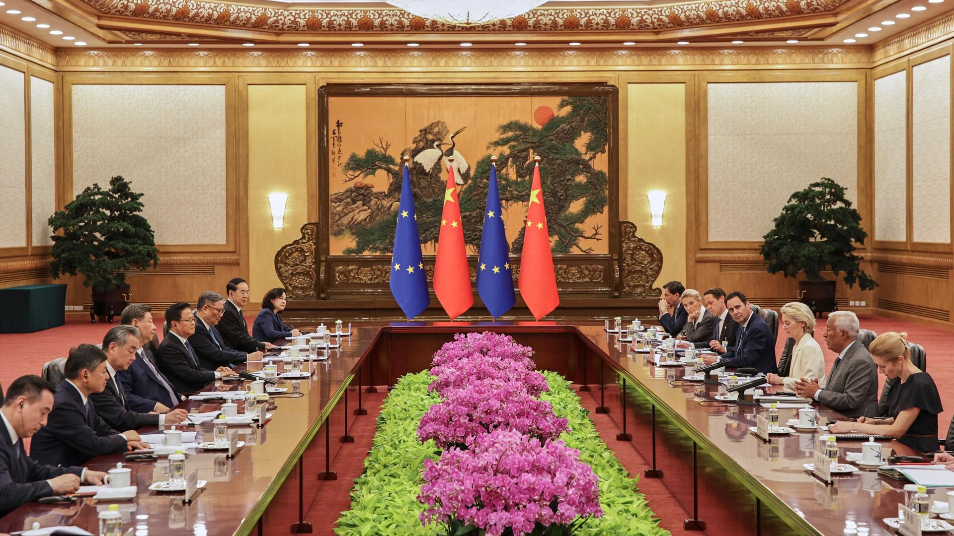 Der chinesische Präsident Xi Jinping, 4.v.l., hört EU-Ratspräsident António Costa zu (2.v.r.) in Anwesenheit von EU-Kommissions-Präsidentin Ursula von der Leyen und der EU-Außenbeauftragten Kaja Kallas während der Eröffnung des EU-China-Gipfels in Peking. Der chinesische Präsident Xi Jinping, 4.v.l., hört EU-Ratspräsident António Costa zu (2.v.r.) in Anwesenheit von EU-Kommissions-Präsidentin Ursula von der Leyen und der EU-Außenbeauftragten Kaja Kallas während der Eröffnung des EU-China-Gipfels in Peking.
