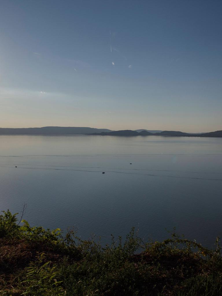 Das Bild blickt von der südlichen Seite auf den Plattensee. Der Himmel ist blau, anhand des Sonnenstandes kann man vom späten Nachmittag im Sommer ausgehen. Das Bild blickt von der südlichen Seite auf den Plattensee. Der Himmel ist blau, anhand des Sonnenstandes kann man vom späten Nachmittag im Sommer ausgehen.