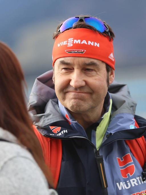 Horst Hüttel, Sportdirektor beim Deutschen Ski-Verband für die Disziplinen Skisprung und Nordische Kombination, in einem Gespräch.