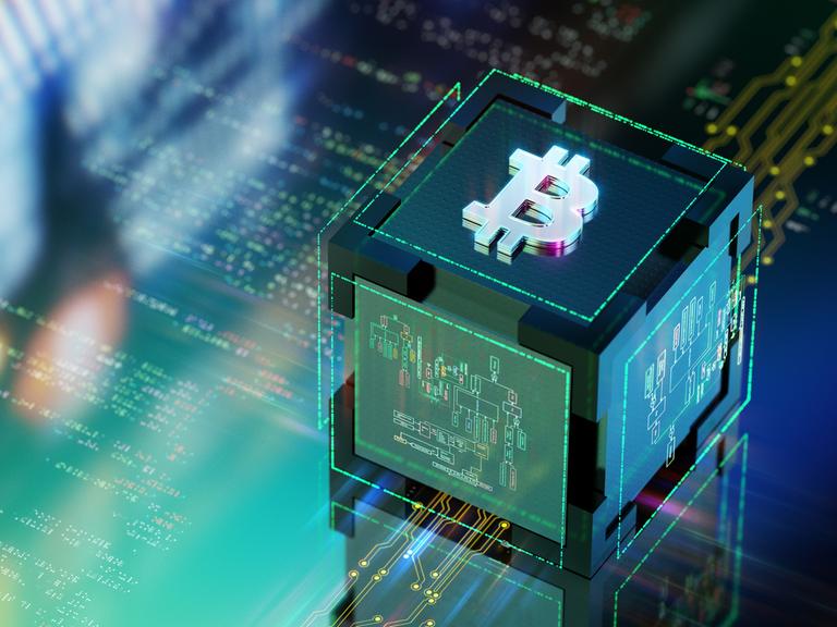3D Illustration eines Würfels, der ein Bitcoin-Zeichen zeigt auf einer stilisierten Leiterplatte 3D Illustration eines Würfels, der ein Bitcoin-Zeichen zeigt auf einer stilisierten Leiterplatte