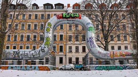 Eine Fernwärmeleitung führt vor Altbauten aus der Gründerzeit durch den Leipziger Stadtteil Reudnitz.
