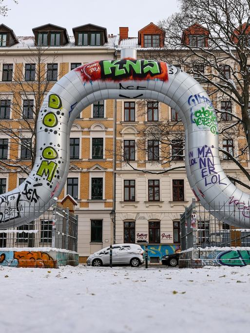 Eine Fernwärmeleitung führt vor Altbauten aus der Gründerzeit durch den Leipziger Stadtteil Reudnitz.