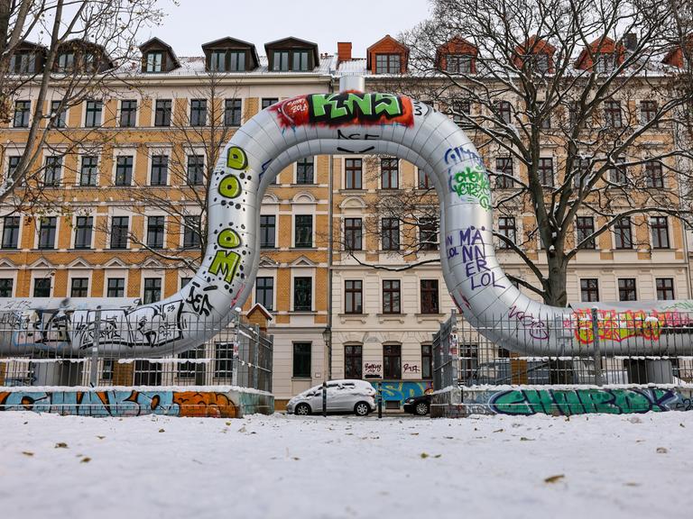 Eine Fernwärmeleitung führt vor Altbauten aus der Gründerzeit durch den Leipziger Stadtteil Reudnitz.