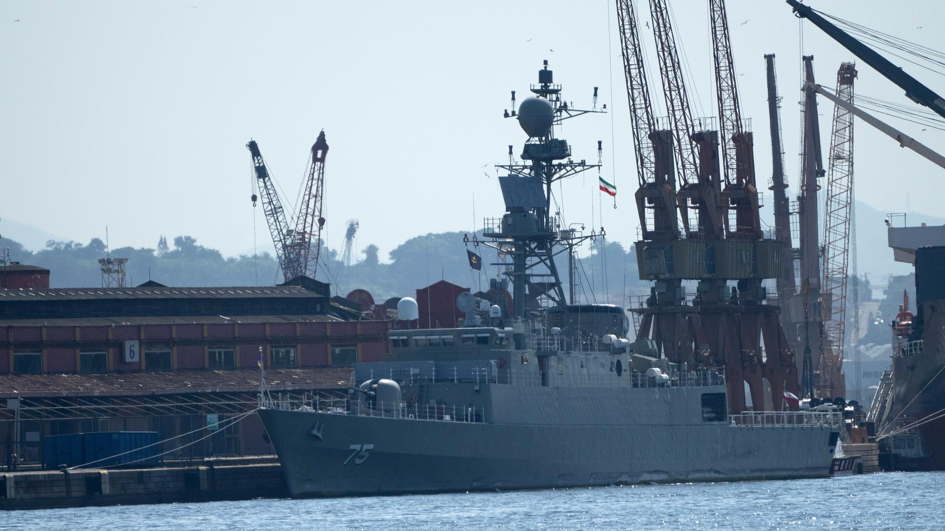 Das iranische Kriegsschiff "IRIS Dena" liegt in Rio de Janeiro im Hafen. Das iranische Kriegsschiff "IRIS Dena" liegt in Rio de Janeiro im Hafen.