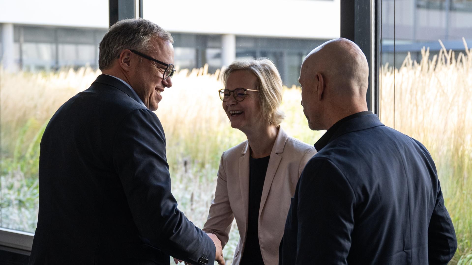 Mario Voigt (l, CDU), Vorsitzender der CDU in Thüringen, Katja Wolf (BSW) und Steffen Quasebarth (BSW) begrüßen sich vor der Landespressekonferenz im Thüringer Landtag. Am 1. September wurde in Thüringen ein neuer Landtag gewählt.