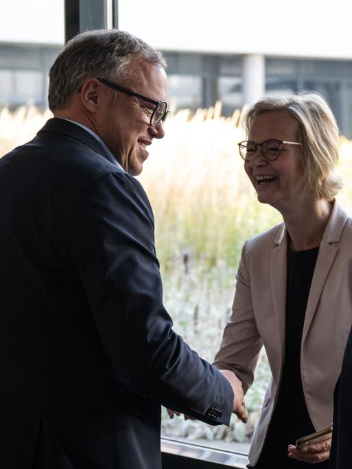 Mario Voigt (l, CDU), Vorsitzender der CDU in Thüringen, Katja Wolf (BSW) und Steffen Quasebarth (BSW) begrüßen sich vor der Landespressekonferenz im Thüringer Landtag. Am 1. September wurde in Thüringen ein neuer Landtag gewählt.