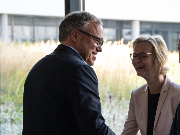 Mario Voigt (l, CDU), Vorsitzender der CDU in Thüringen, Katja Wolf (BSW) und Steffen Quasebarth (BSW) begrüßen sich vor der Landespressekonferenz im Thüringer Landtag. Am 1. September wurde in Thüringen ein neuer Landtag gewählt.