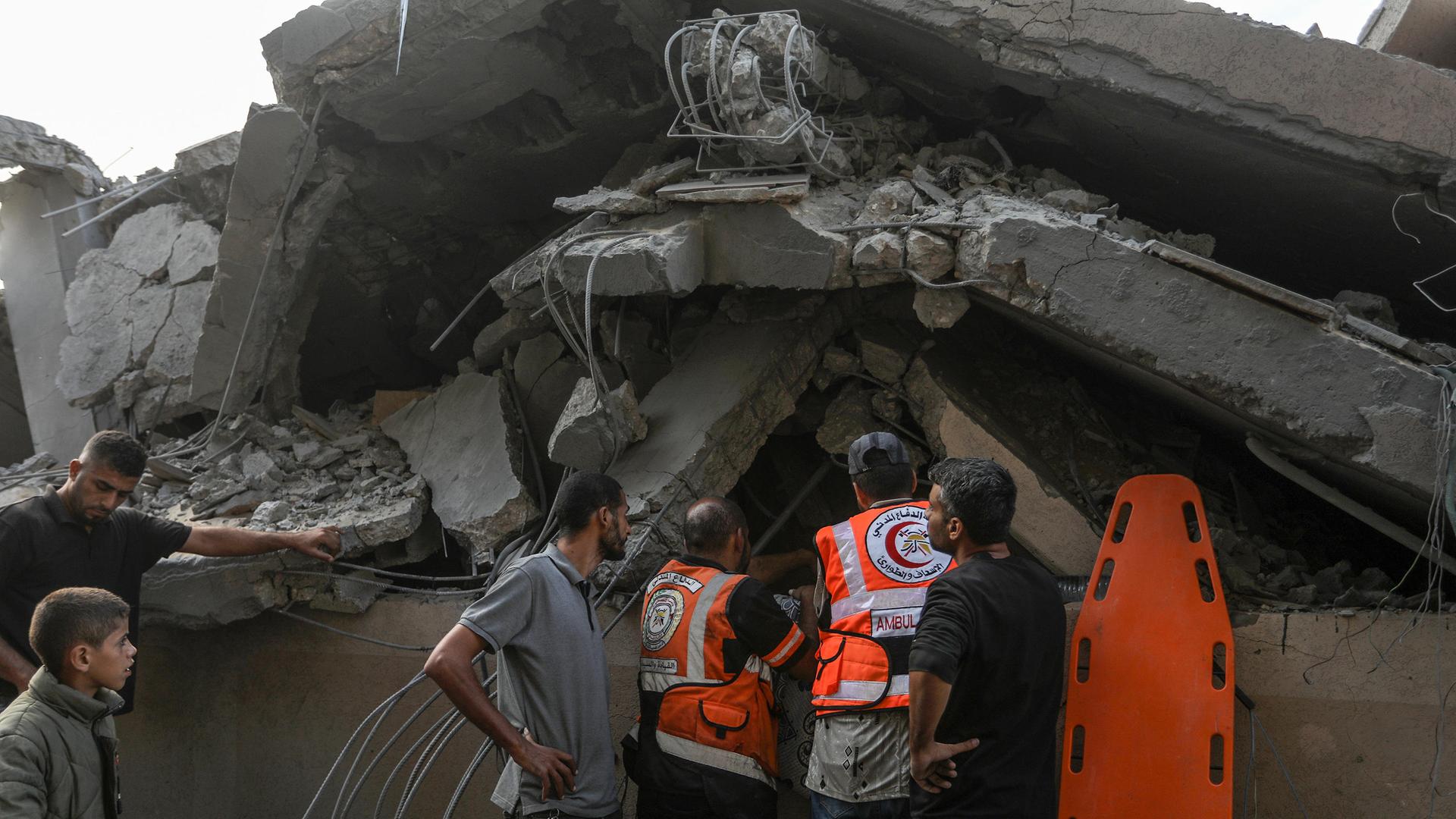 Hilfskräfte suchen nach Verletzten in einem zerstörten Gebäude in Khan Yunis in Gaza.