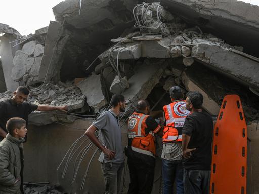 Hilfskräfte suchen nach Verletzten in einem zerstörten Gebäude in Khan Yunis in Gaza.