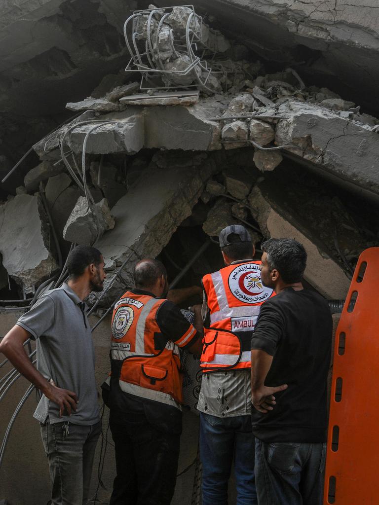 Hilfskräfte suchen nach Verletzten in einem zerstörten Gebäude in Khan Yunis in Gaza.