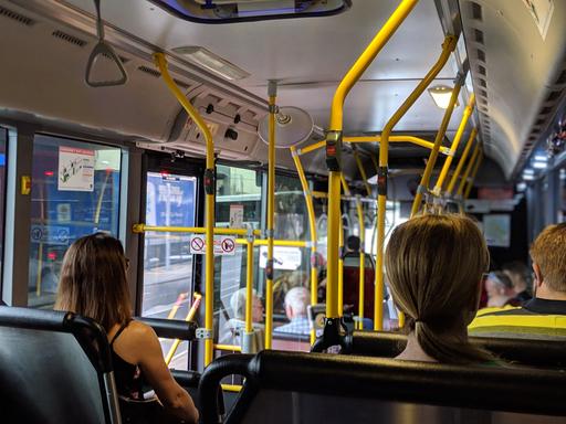 Frauen fahren in einem Bus.