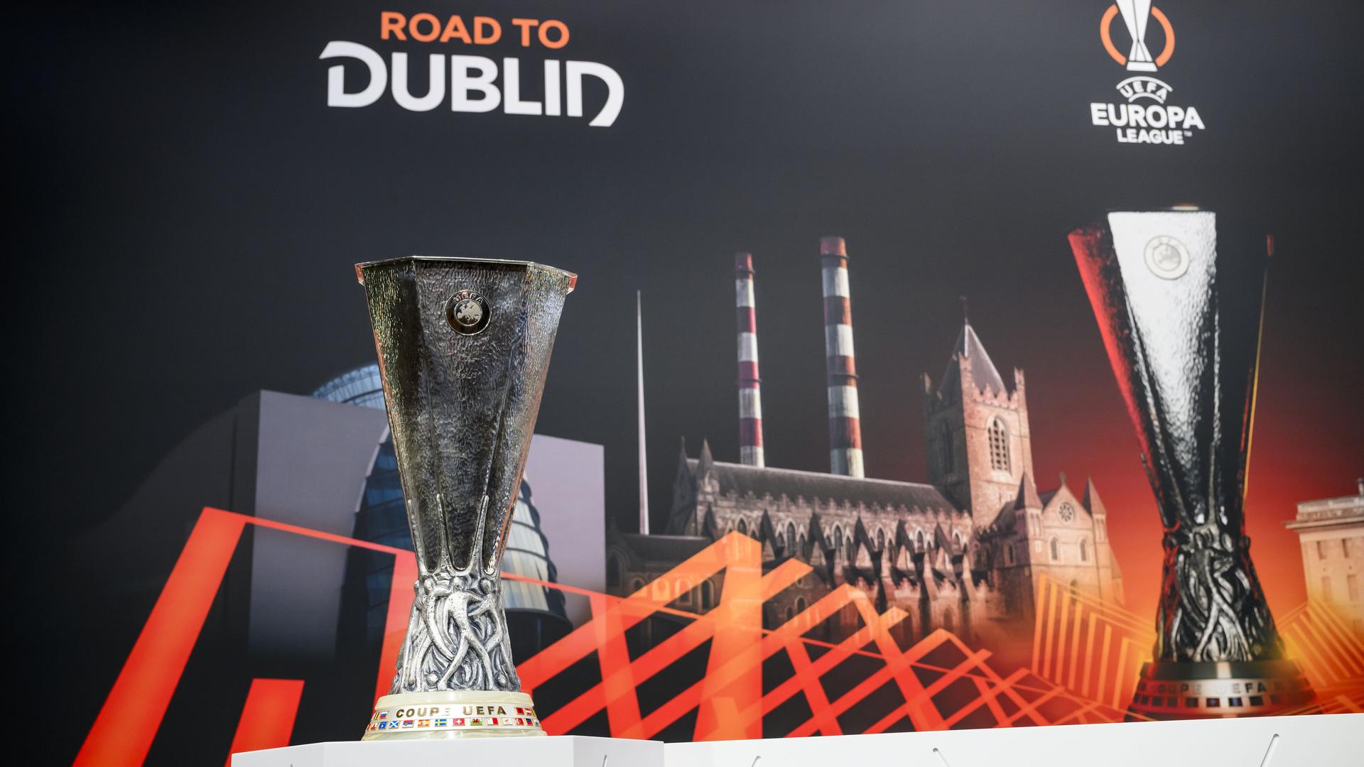 Die Europa-League-Trophäe steht auf einem Podest. Dahinter der Schriftzug "Road to Dublin". Die Europa-League-Trophäe steht auf einem Podest. Dahinter der Schriftzug "Road to Dublin".