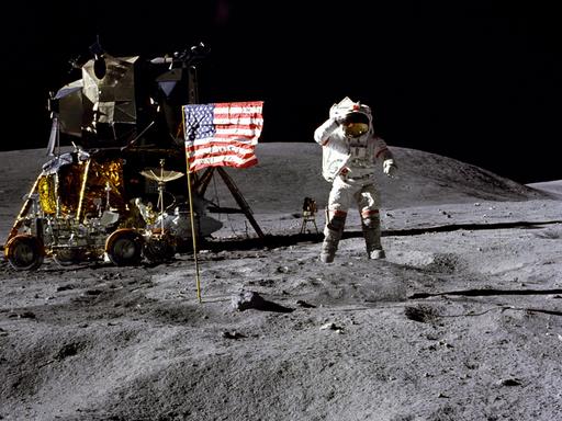 Apollo-16-Astronaut John Young auf der Mondoberfläche 