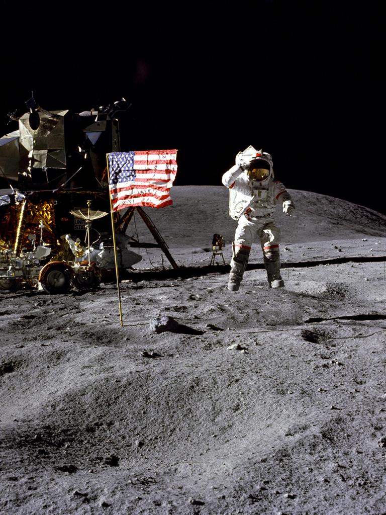Apollo-16-Astronaut John Young auf der Mondoberfläche 