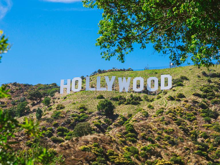 Der berühmte Schriftzug Hollywood auf dem Mount Lee in den St. Monica Hills. 