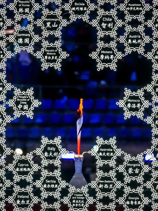 Eröffnungsfeier der Olympischen Spiele 2022 in Peking mit der olympischen Fackel.