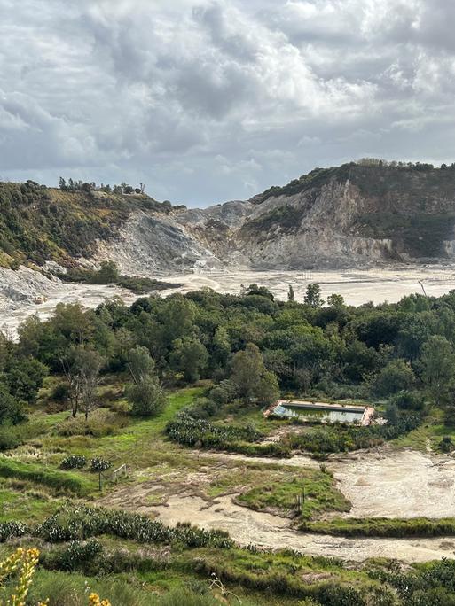 Das Vulkanfeld Solfatara in der Kleinstadt Pozzuoli im Westen der italienischen Millionenmetropole Neapel. Das Gebiet gehört zum Supervulkan Campi Flegrei, den Phlegräischen Feldern, wo Experten nach einer Serie von Erdbeben Schlimmeres befürchten.