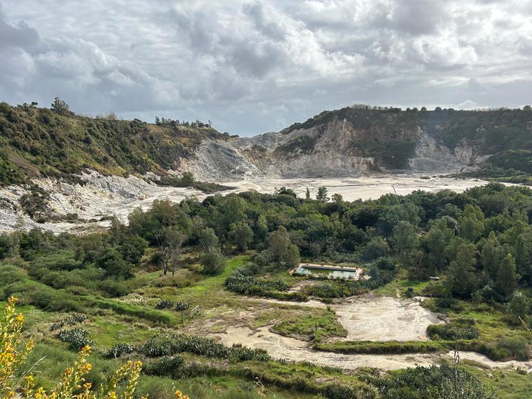 Das Vulkanfeld Solfatara in der Kleinstadt Pozzuoli im Westen der italienischen Millionenmetropole Neapel. Das Gebiet gehört zum Supervulkan Campi Flegrei, den Phlegräischen Feldern, wo Experten nach einer Serie von Erdbeben Schlimmeres befürchten.