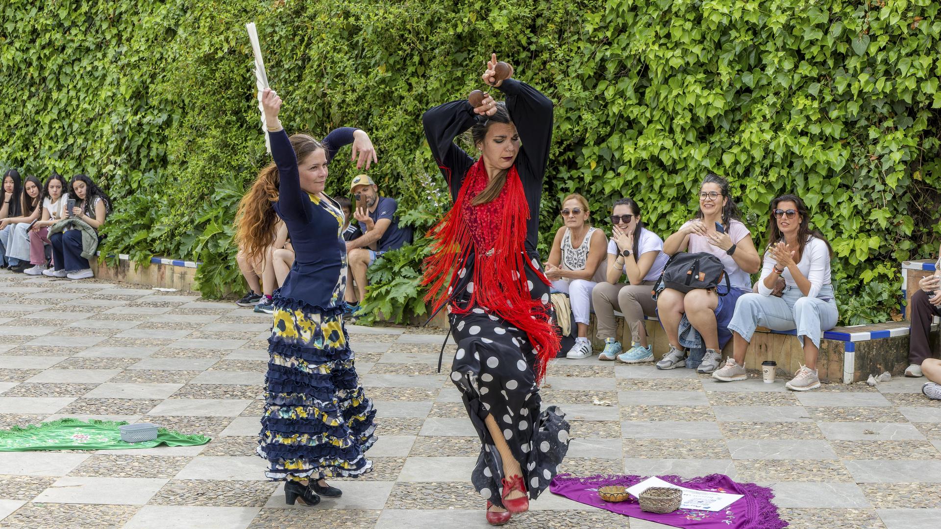 Zwei Flamenco-Tänzerinnen in einem Park in der Altstadt von Sevilla Zwei Flamenco-Tänzerinnen in einem Park in der Altstadt von Sevilla