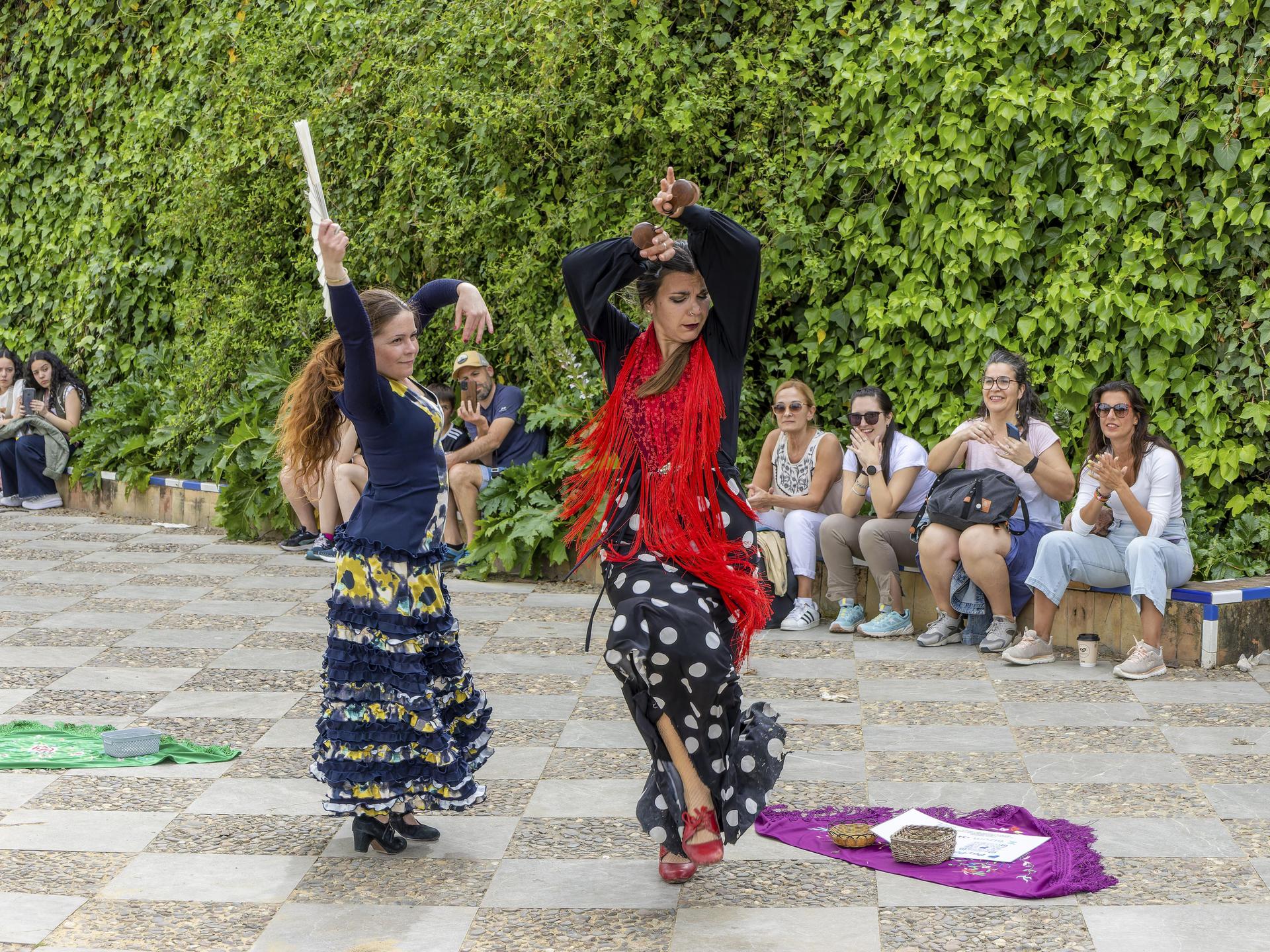 Zwei Flamenco-Tänzerinnen in einem Park in der Altstadt von Sevilla