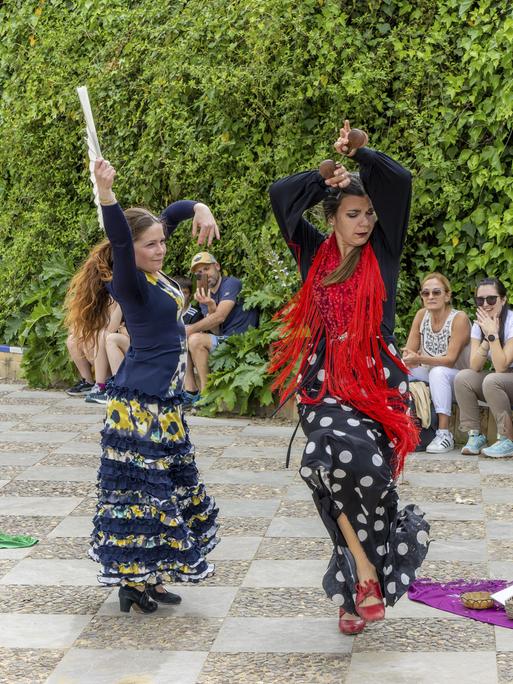 Zwei Flamenco-Tänzerinnen in einem Park in der Altstadt von Sevilla