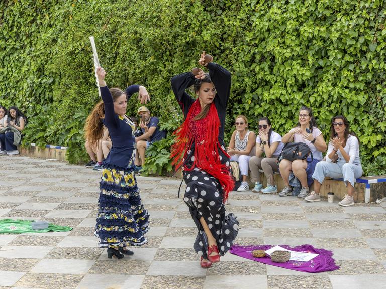 Zwei Flamenco-Tänzerinnen in einem Park in der Altstadt von Sevilla