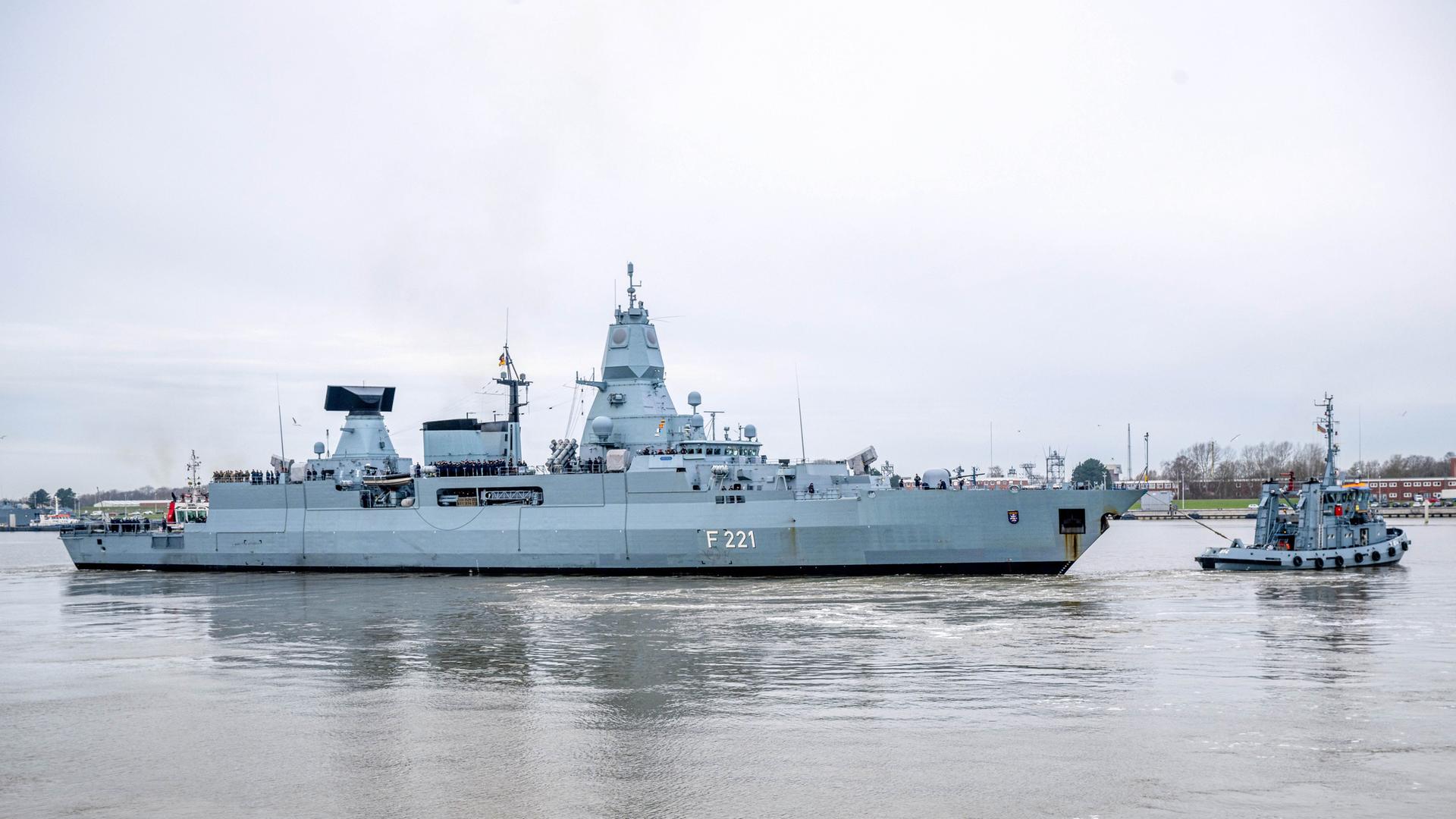 Niedersachsen, Wilhelmshaven: Die Fregatte "Hessen" läuft aus dem Hafen aus.