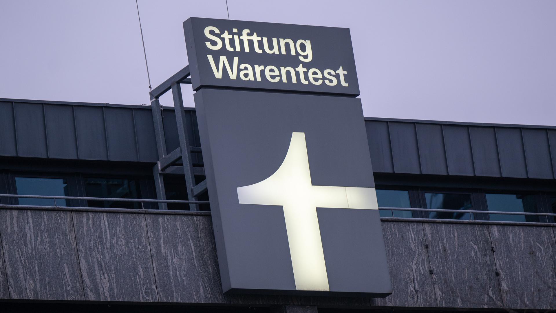 Ein Leuchtschild mit dem Logo der Stiftung Warentest