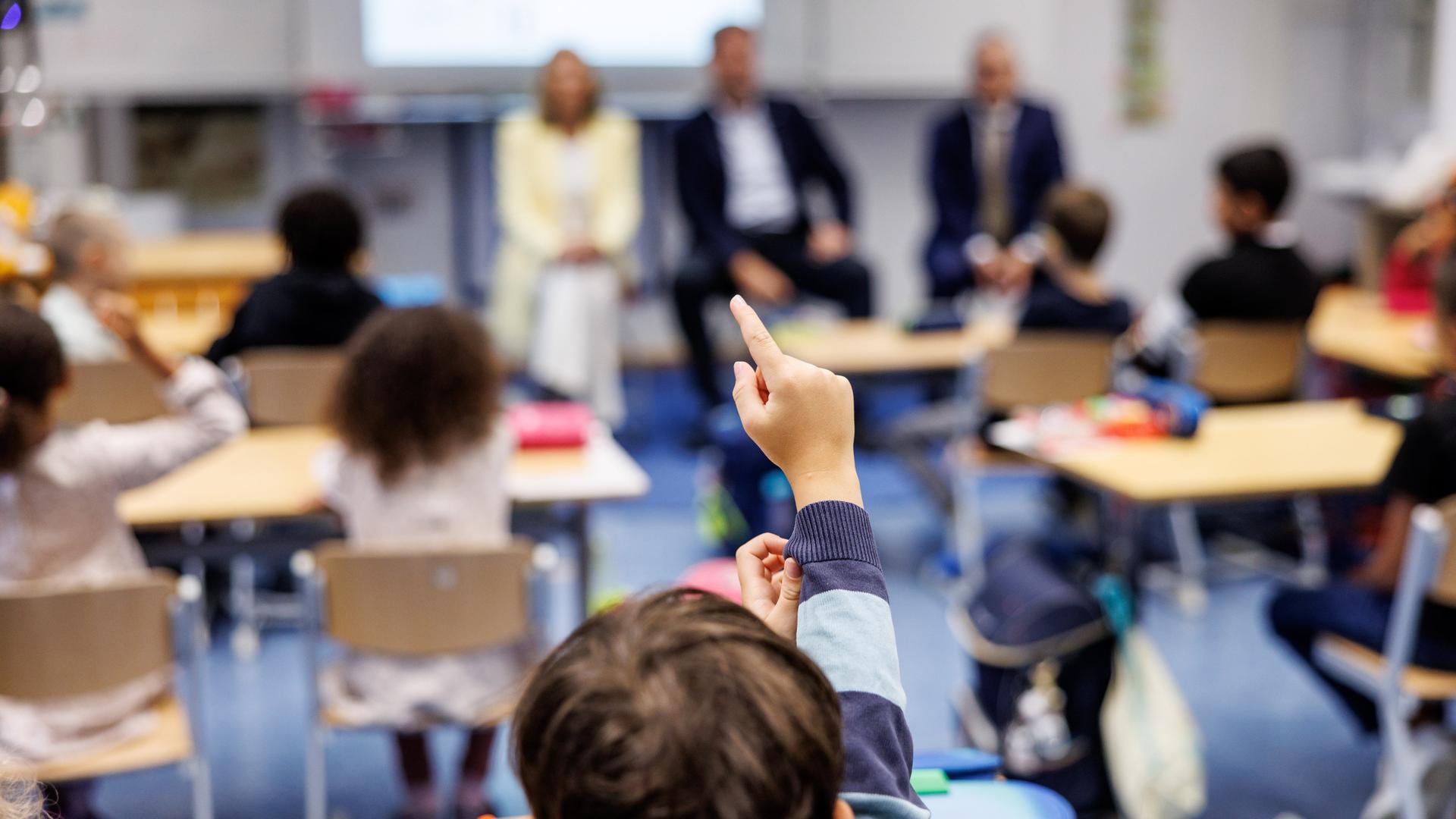 Ein Schüler einer zweiten Klasse meldet sich in einer Schulstunde während eines Schulbesuchs von Politikern in Bayern.