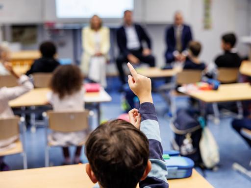 Ein Schüler einer zweiten Klasse meldet sich in einer Schulstunde während eines Schulbesuchs von Politikern in Bayern. Ein Schüler einer zweiten Klasse meldet sich in einer Schulstunde während eines Schulbesuchs von Politikern in Bayern.