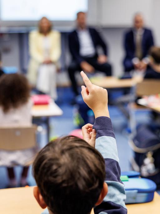 Ein Schüler einer zweiten Klasse meldet sich in einer Schulstunde während eines Schulbesuchs von Politikern in Bayern.