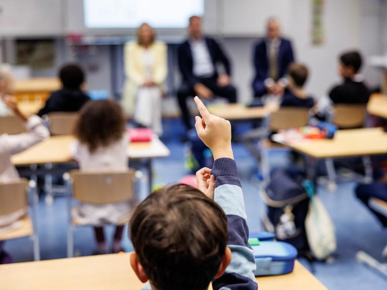 Ein Schüler einer zweiten Klasse meldet sich in einer Schulstunde während eines Schulbesuchs von Politikern in Bayern.