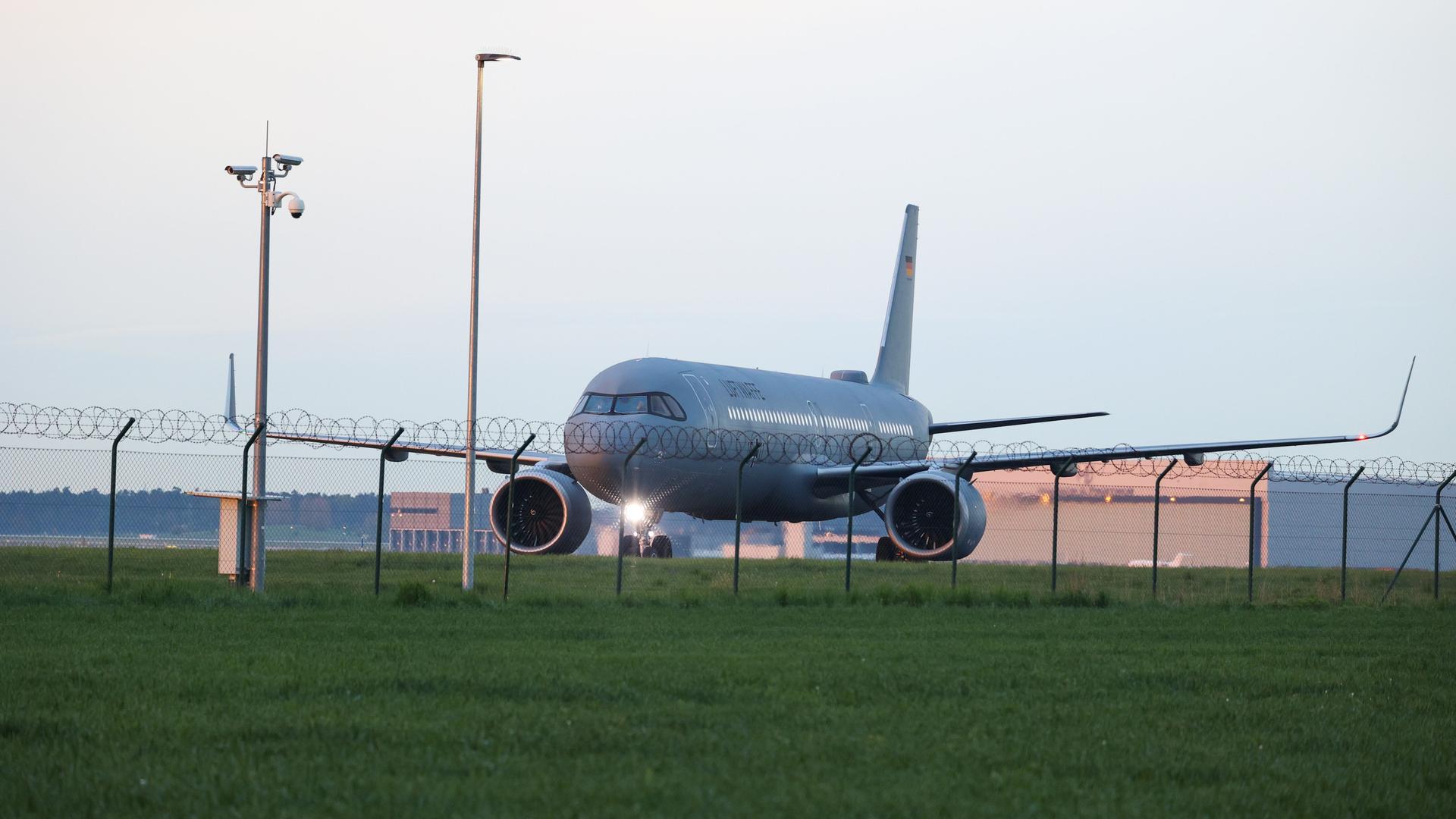 Ein Airbus der Luftwaffe landet mit aus dem Sudan evakuierten Bundesbürgern auf dem Flughafen BER. Ein Airbus der Luftwaffe landet mit aus dem Sudan evakuierten Bundesbürgern auf dem Flughafen BER.