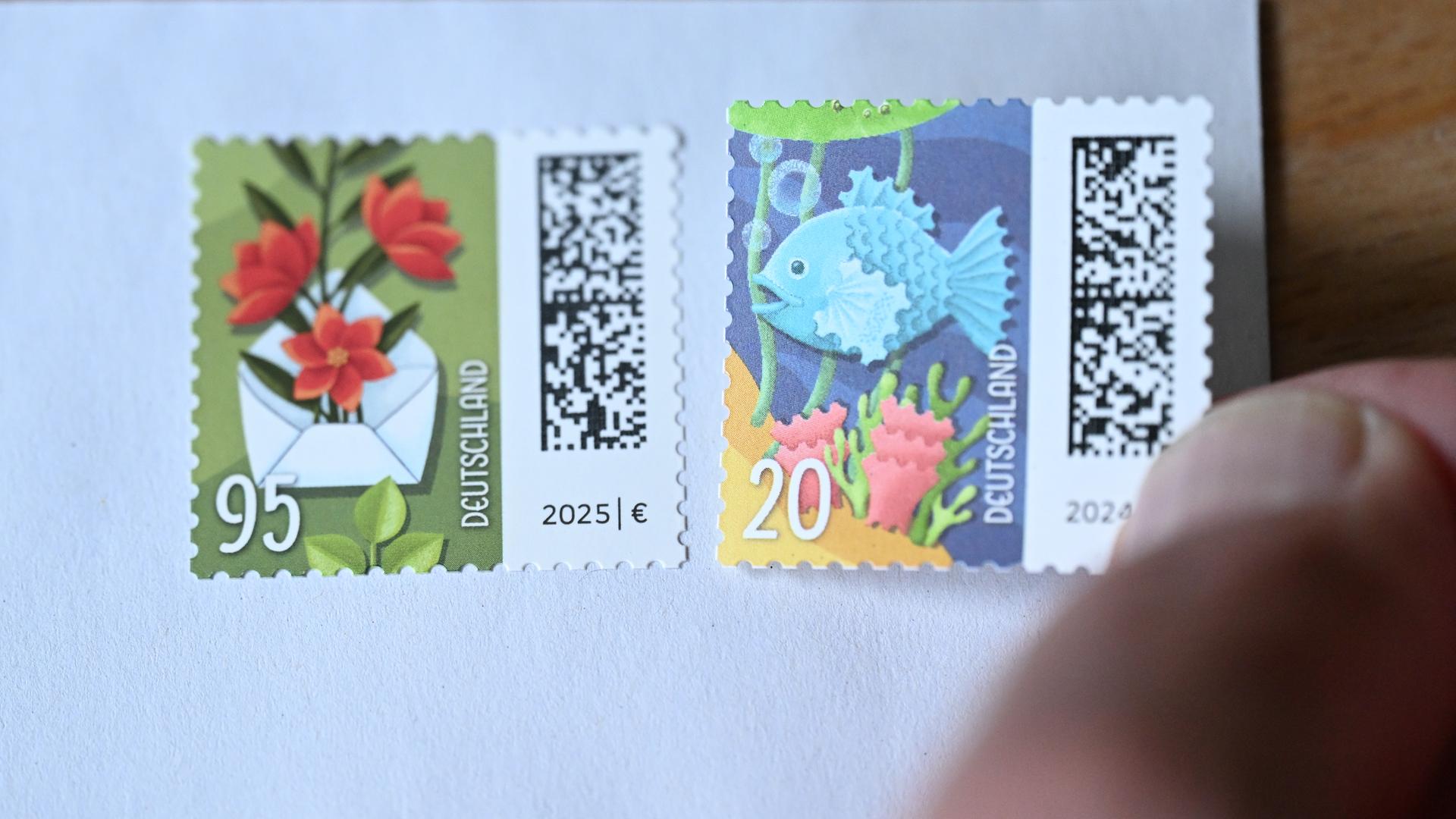 Eine Person klebt auf einen Brief zusätzlich zu einer 95 Cent Briefmarke noch eine 20 Cent Briefmarke. 