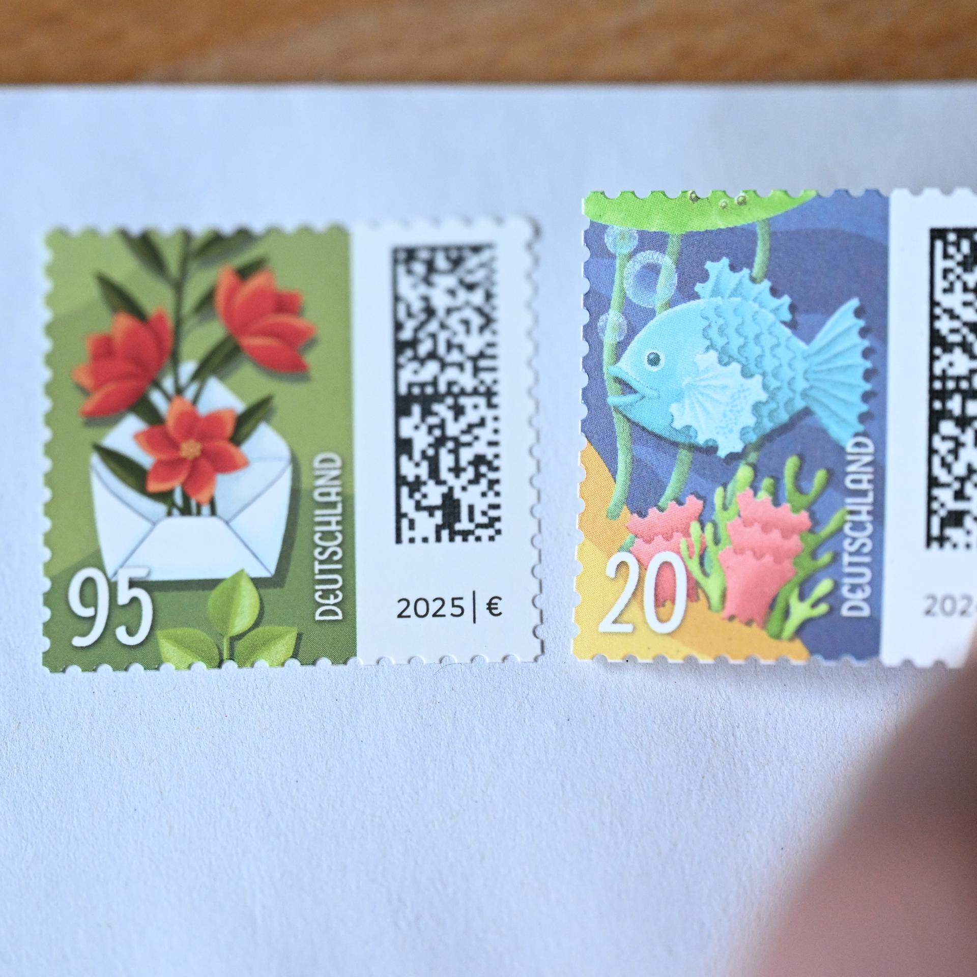 Eine Person klebt auf einen Brief zusätzlich zu einer 95 Cent Briefmarke noch eine 20 Cent Briefmarke. 