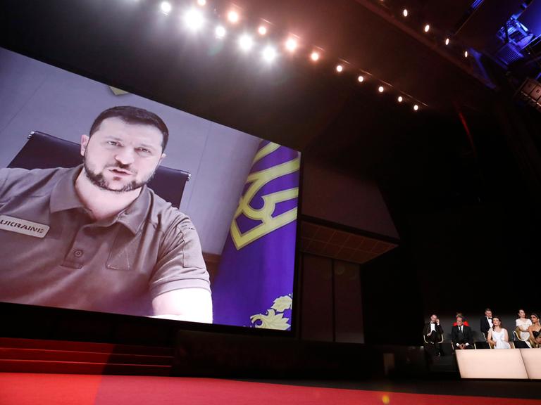 Der ukrainische Präsident Selenskyj wird 2022 per Video zur Eröffnung der Filmfestspiele Cannes zugeschaltet.