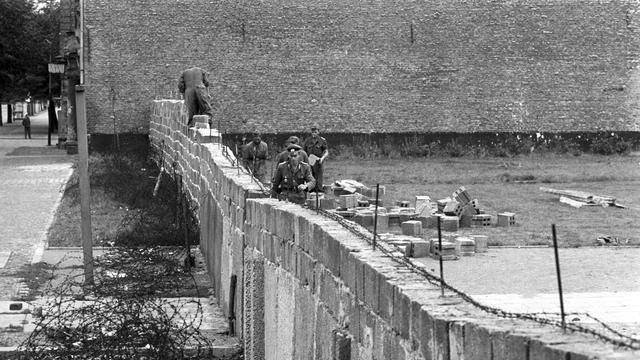 Das Foto ist aus dem Jahr 1961: Arbeiter bauen die Berliner Mauer.