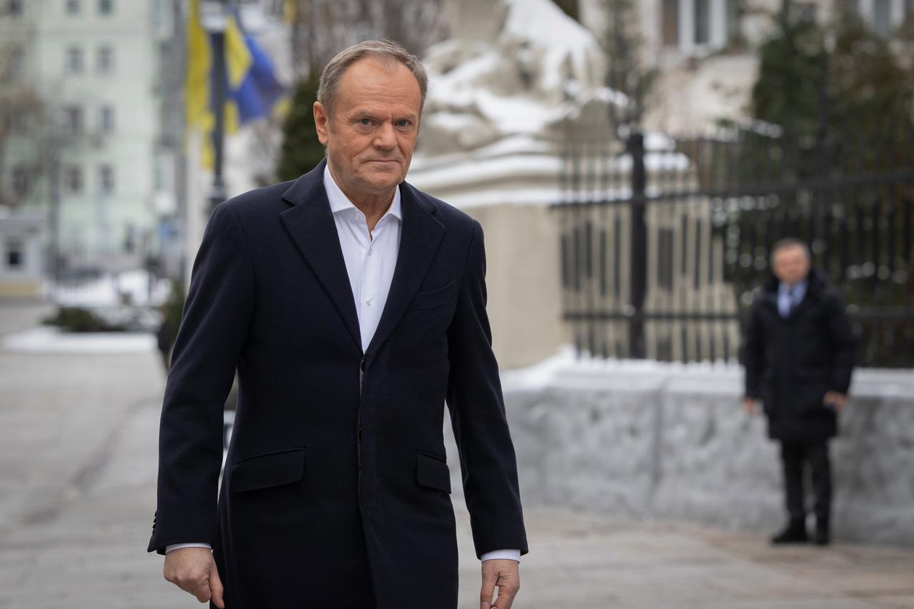 Der polnische Ministerpräsident Tusk auf einer Straße in Kiew