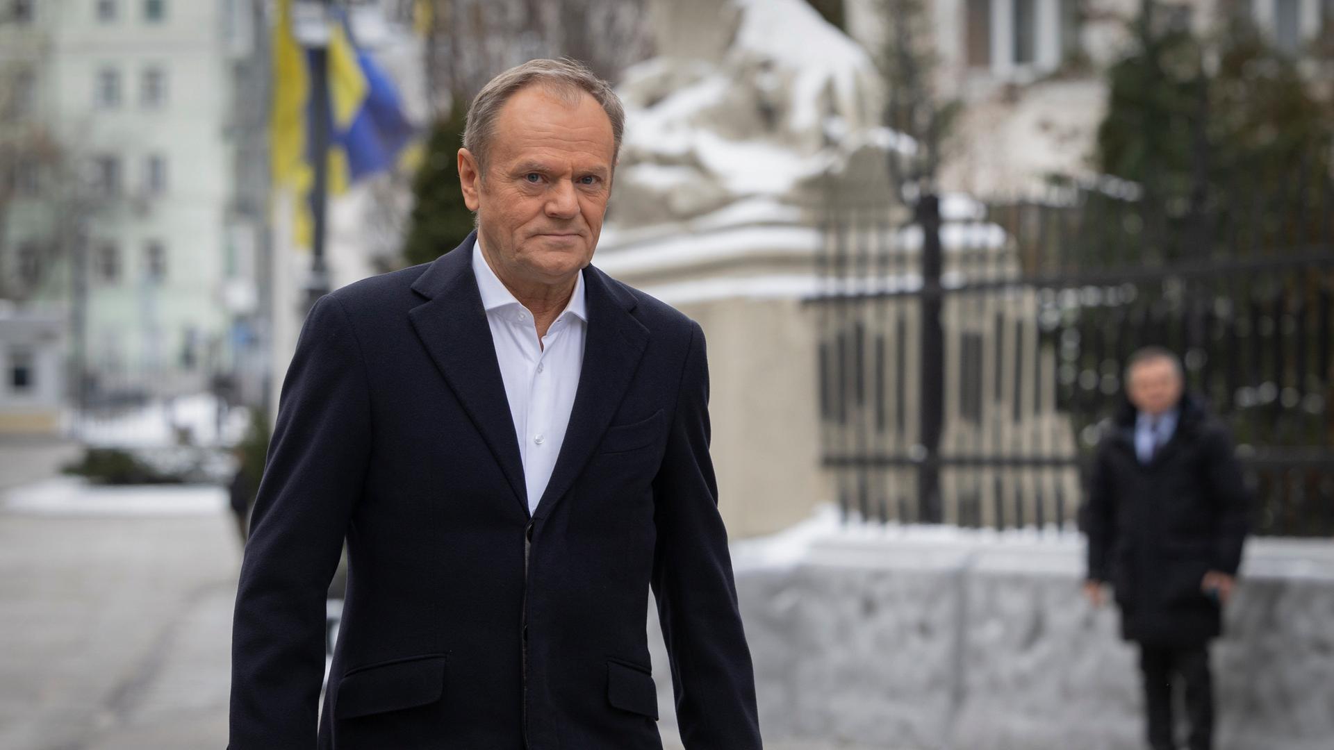 Der polnische Ministerpräsident Tusk auf einer Straße in Kiew