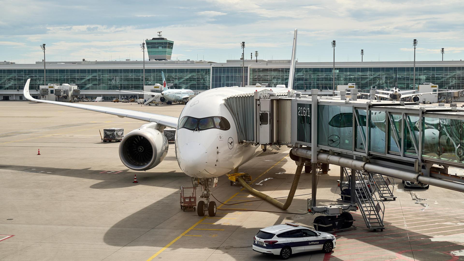 Ein Lufthansa-Flugzeug steht am Gate eines Flughafens, bereit für das Boarding